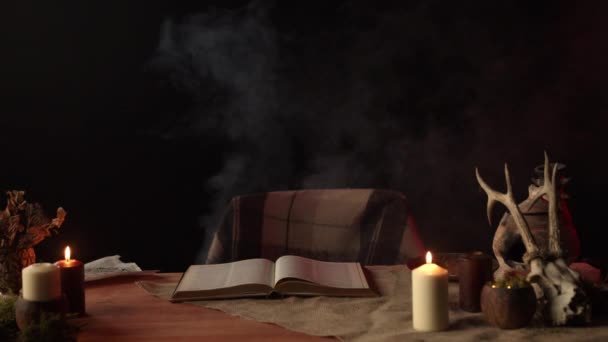 Otevřít knihu a svíčky na stole s magickými předměty — Stock video