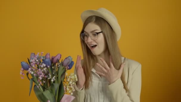 Spännande flicka i glasögon tittar på blombuketter med leende — Stockvideo