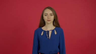 Çekici kız mutlu bir gülümsemeyle laleleri kabul ediyor.