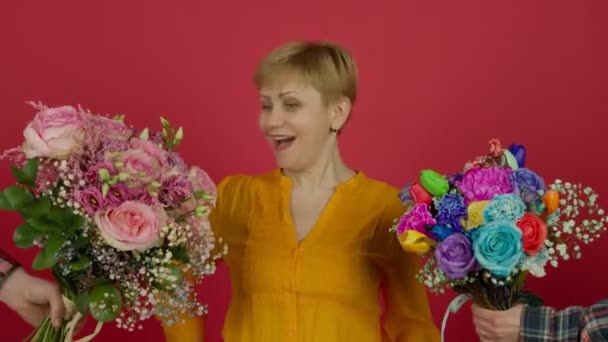 Surpris femme mûre regardant des fleurs et riant à la caméra — Video