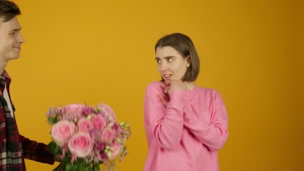 Romantisk ung man presenterar blommor, kysser och omfamnar flickvän — Stockvideo