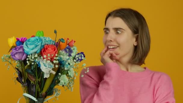 Мечтательная девушка принимает цветы с счастливой улыбкой — стоковое видео