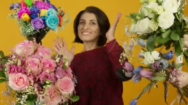 Eccitato donna matura ridere e ballare vicino ai fiori — Video Stock