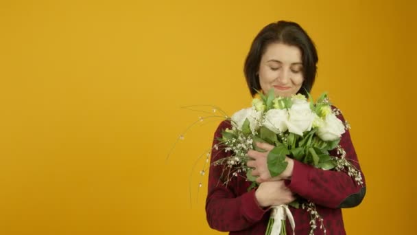 Веселая женщина средних лет с цветами и улыбкой — стоковое видео