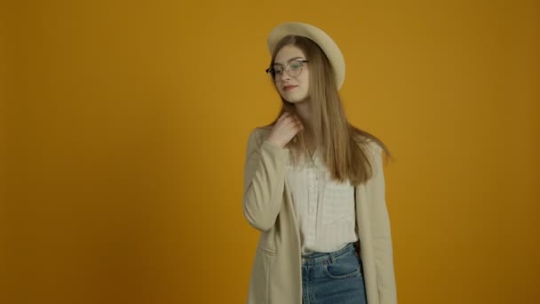 Menina elegante em óculos e chapéu aceitando flores com sorriso — Vídeo de Stock