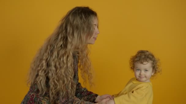 Kvinna kysser barn och håller blomma bukett — Stockvideo