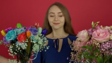 Güzel genç bir kadın gülümseyerek Eustoma çiçeği alıyor.