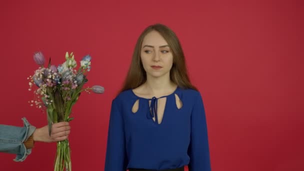 Chica ofendida rechazando las flores y de pie con los brazos cruzados — Vídeos de Stock