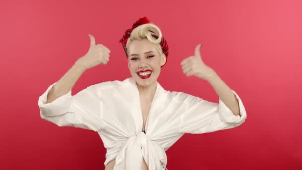 Excited pin up girl showing thumbs up with smile — Stock Video