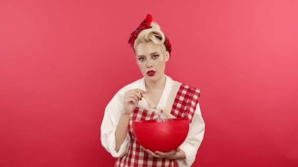 Müde Pin Up Mädchen Kochen auf rosa Hintergrund — Stockvideo