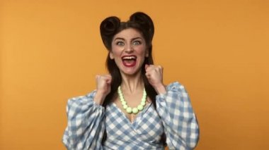 Başarılı broş kız gülüyor ve evet işareti yapıyor.