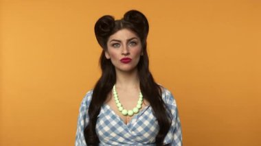 Tiksindirici ön manzara. Bağrışan ve el hareketi yapmayan kadın.