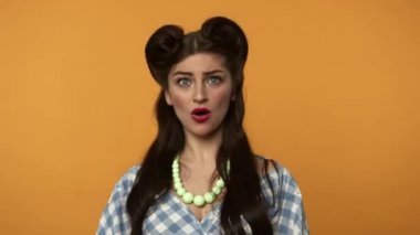 Sarı arka planda el kol hareketi yapan ve hayır diyen bir kadını gücendirdim.