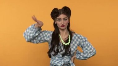 Kendine güvenen kız sarı arka planda dans ediyor.