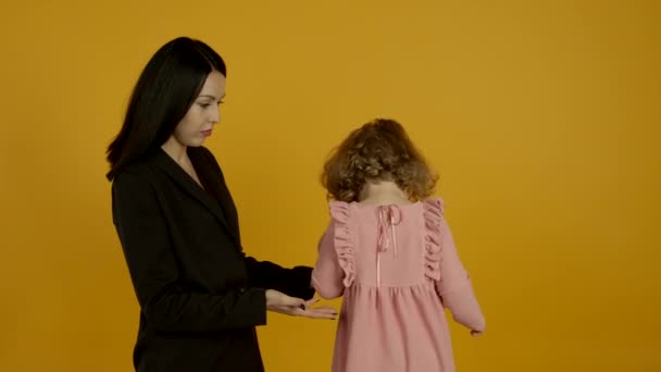 Brunette business woman playing with little daughter — 图库视频影像