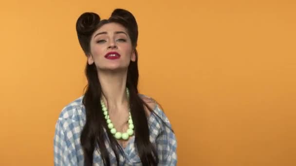 Éneklés pin up lány tánc és bolondozás körül sárga háttér — Stock videók