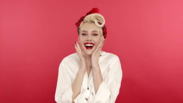 Shocked pin up girl laughing at camera on pink background — ストック動画