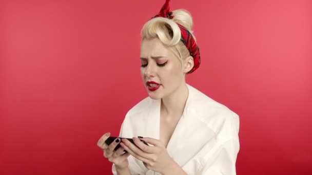 Sorrindo pin up menina digitando no smartphone e mostrando sim gesto — Vídeo de Stock