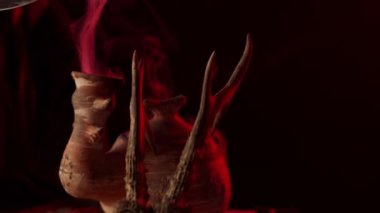 Bıçaklı ve dumanı tüten bir cadının kısmi görüntüsü
