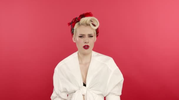 Skeptical pin up woman showing no gesture on pink background — Stock Video