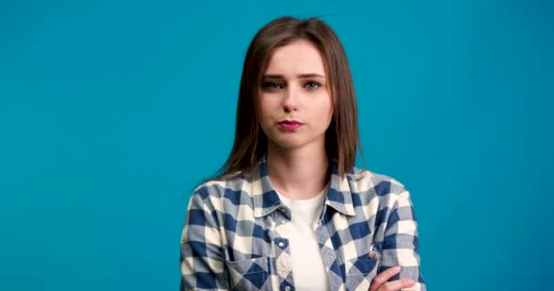 Vooraanzicht van bezorgd meisje zeggen nee, schuddend hoofd en weg te gaan geïsoleerd op blauwe achtergrond — Stockvideo