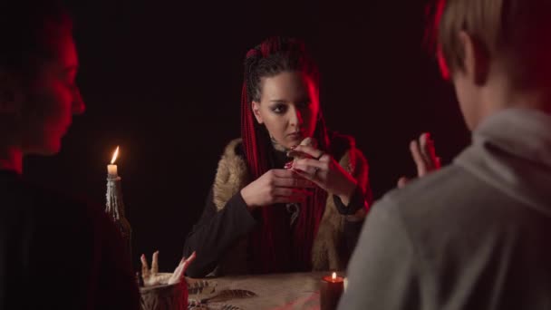 Pasangan mendengarkan peramal dengan boneka voodoo dan pemimpi — Stok Video