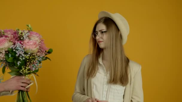 Ελκυστικό κορίτσι με γυαλιά αρνείται τα λουλούδια και κουνάει το δάχτυλο — Αρχείο Βίντεο