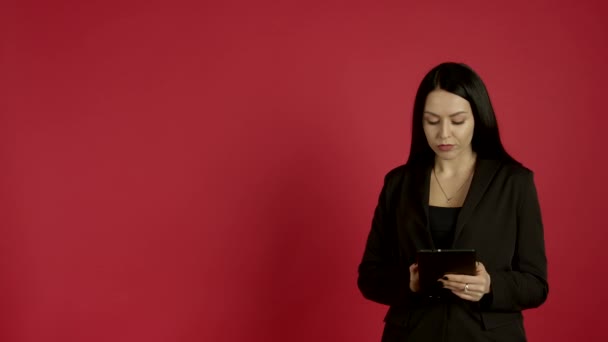 Mujer de negocios usando tableta digital y rechazando flores — Vídeo de stock