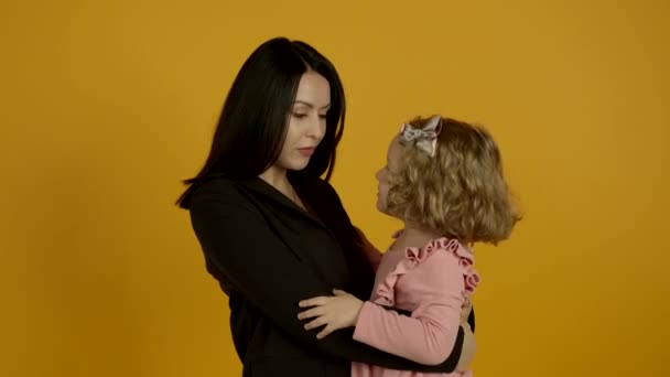Niedliche lockige Kind umarmt und küsst Mutter — Stockvideo