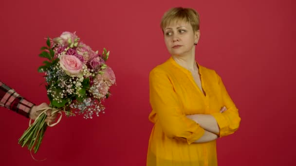 Offeso donna di mezza età con le braccia incrociate che respinge bouquet — Video Stock