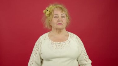 Tatmin olmamış yaşlı bir kadının hiç hareket göstermemesi ön planda.