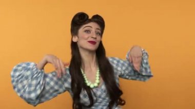 Gülen kız komik dans ediyor ve sarı arka planda şarkı söylüyor.