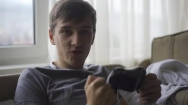 joystick 'li neşeli bir adam. Defterinde video oyunları oynayarak çok eğleniyor..