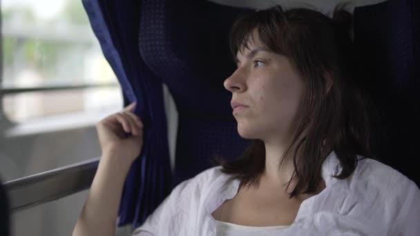 Mujer melancólica montando el tren con una mirada lánguida. rutina — Vídeos de Stock