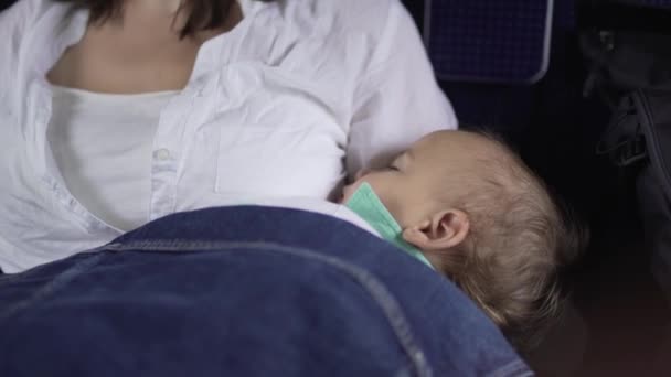 Madre con bambino dormiente che viaggia in treno — Video Stock