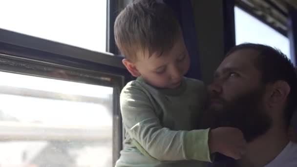 Menino brincando com seu pai enquanto viaja no trem — Vídeo de Stock