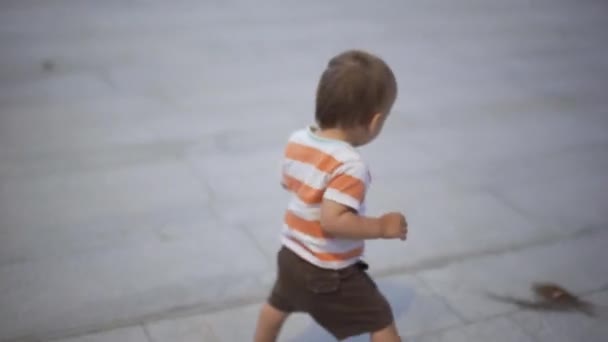 Bambino con padre che cammina vicino alla piscina. Ora di sera — Video Stock