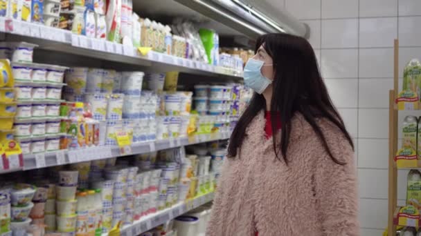 Ucrânia, Chernivtsi - 13 de março de 2020: Mulher no mercado escolhendo produtos. À procura de comida. Verifique a disponibilidade de alimentos no mercado. Covid 19 pandemia, vírus da China — Vídeo de Stock