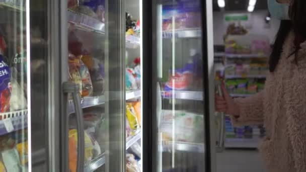 Ukraine, Tchernivtsi - 13 mars 2020 : Femme dans le choix des produits du marché. Je cherche à manger. Vérifier la disponibilité des aliments sur le marché. Covid 19 pandémie, virus de la Chine — Video