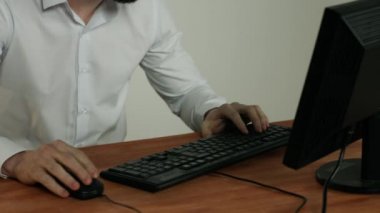 Ofis, erkek ellerini kapat, klavye ve bilgisayar faresi, bir adam bilgisayar başında çalışıyor.