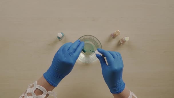 Mujer pintando huevos de Pascua. Pone diferente pintura de uñas en el agua, para la pintura de arte — Vídeo de stock