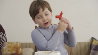 Küçük çocuk evde oyuncaklarla oynuyor, iyi eğlenceler.