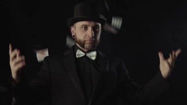 Sihirbaz Sahne Kartı Numarası. Destansı bir an. Kameraya bakarken kartlar açılır.
