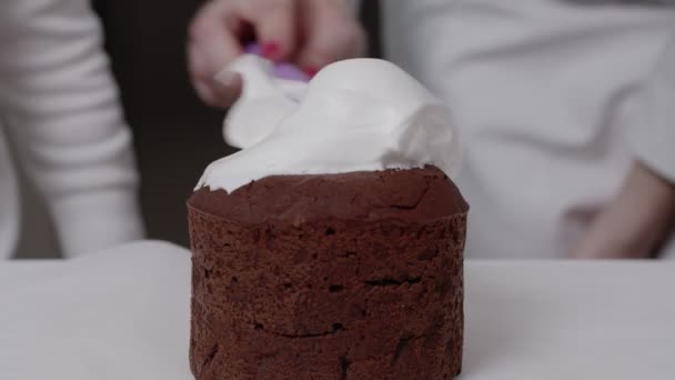 Pastel recién horneado, merengue aireado, preparación para la Pascua, decoración — Vídeo de stock