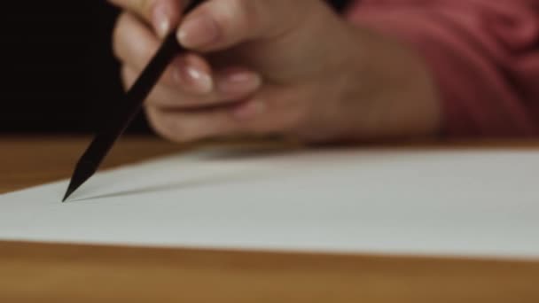 少女は鉛筆を紙に描く。女性ファッションデザイナーがスケッチを描く。ファッションデザイナーの描画とペイント。閉鎖 — ストック動画
