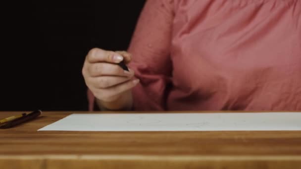 Mädchen zeichnet einen Bleistift auf Papier. Modedesignerin zeichnet Skizzen. Modedesignerin zeichnen und malen. — Stockvideo