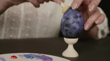 Paskalya yumurtalarını boyayan genç sarışın kadın.