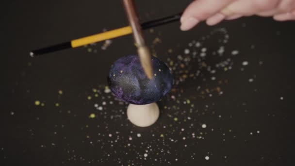 달걀을 가까이 서 그림그리는 여성. 미술 작품. 우주 효과 — 비디오