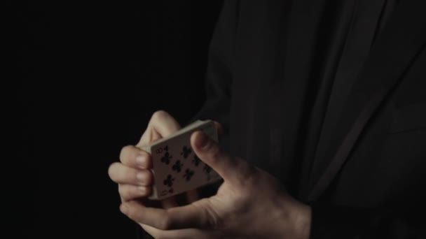 Magician Performing Card Trick. Jogando e pegando cartas no ar. Fechar — Vídeo de Stock