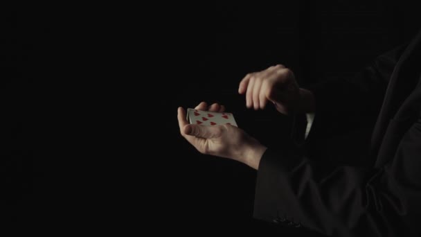 Magician Performing Card Trick. Altere a cor do cartão. Fechar — Vídeo de Stock